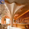 Pared de Fondo de Techo Envuelta en Columna de Plástico Reforzado con Fibra de Vidrio con Ambiente Iluminado y Mesa de Arena Decorativa para Techo de Vestíbulo de Hotel