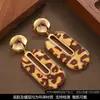 Brincos de argola geométricos da moda e únicos estilo Hong Kong com estampa de leopardo, exalando uma estética sofisticada, minimalista e cool.