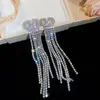 Novos brincos de corrente com franja de letra vazada totalmente cravejados em diamantes, estilo europeu e americano, para mulheres, design de nicho, luxo leve, sensação de alta qualidade