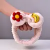 Procesamiento de diadema de flor de fresa de lazo elástico individual personalizada, banda para el pelo de franela de plátano y piña para niña linda