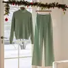Traje de Punto con Cuello Alto Verde Coreano para Mujer Otoño e Invierno 2025 Pantalones de Pierna Ancha Estilo Holgazán Aspecto Adelgazante Conjunto de Dos Piezas de Alta Gama