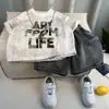 Ropa infantil estilo coreano conjunto de verano para niños 2025 nuevo moderno genial para niños de manga corta ropa de verano elegante para niños