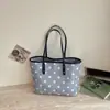 Bolso de mano de moda de gran capacidad para mujer, nuevo modelo 2026, bolso de hombro elegante y versátil, bolso tote de lunares de alto valor para el día a día