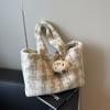 Bolsa de ombro feminina de pelúcia, bolsa fofa de outono e inverno, bolsa tote portátil de grande capacidade para estudantes