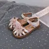 Talla 27-32 2026 Sandalias para Niña de Cuero Ultra-Fibra con Punta Cerrada, Estilo Coreano, Suela Suave, Sandalias de Moda de Venta Caliente 5748