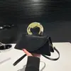 Bolsa de Mão Feminina Única Linda Bolsa de Ombro Outono 2024 Nova Bolsa Quadrada Pequena de Design Nicho Bolsa Transversal Estilo Ocidental