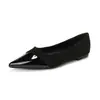 Sapatilhas femininas rasas de bico fino estilo francês em pele de carneiro, novo modelo 2026, adequadas para combinar com saias, mocassins de sola macia, sapatos femininos de tamanho grande