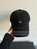 2026 Nuevo Estilo Buen Artículo para Tomar Fotos Gorra de Béisbol Roja Retro con Parte Superior Suave Sombrero de Pico Coreano Femenino Primavera/Verano Adelgazante para la Cara Masculino