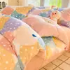 Nuevo juego de ropa de cama de cuatro piezas de grado A para 2026, seguro para bebés, con forro de felpa, engrosado, de terciopelo de leche y suave, cálido, con un estampado fresco y ligero para uso doméstico
