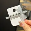 Pinza para el pelo de lujo ligero con forma de corazón y pedrería, con lazo plateado, pinza lateral para niñas elegantes, pinza pequeña estilo Chanel