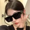 Nuevas Gafas de Sol Pequeñas Cuadradas con Montura Grande Europea y Americana que Muestran el Rostro para Mujer con Novedoso Diseño de Varilla de Rombo, Protección Solar Retro y de Alta Gama