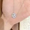 Colar pingente de camélia com strass integral estilo live-streaming para mulheres, moderno, versátil, luxo leve, requintado, acessório de colar estilo Chanel
