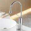 Grifo para Lavabo Artístico Negro de Cobre Puro Minimalista Nórdico para Agua Caliente y Fría, Lavabo de Encimera Estilo Europeo, Lavabo Elevado Giratorio