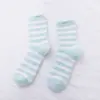 Meias femininas listradas em cores de doce, novas para outono e inverno, estilo coreano, versáteis, grossas, de lã coral, quentinhas, para dormir