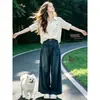 Un Conjunto Muy Elegante: un Conjunto Completo de una Camisa de Manga Corta Moderna y Sencilla Combinada con Jeans de Corte Ajustado, un Conjunto de Dos Piezas de Moda