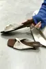 Sandalias de cuña cuadradas plisadas de terciopelo estilo francés Chuyuji para mujer, para uso exterior en verano, estilo vintage de lujo ligero