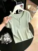 Camiseta de punto para mujer con cuello de media botonadura que deja ver la clavícula, estilo francés, manga corta, corte ajustado, base acanalada, primavera-verano 2026
