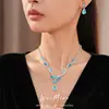 Exquisito conjunto de pendientes y collar de gota de agua con incrustaciones de circonita estilo palacio, cadena para la clavícula de lujo ligero de alta gama, elegante juego de joyería para mujer
