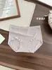 Calcinhas triangulares femininas macias e delicadas, estilo francês, japonês e coreano, com cintura média, design que abraça os quadris e acabamento em renda para outono e inverno
