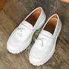 Sapatos masculinos estilo britânico, mocassins com franja em couro branco envernizado, sapatos casuais masculinos de sola grossa que aumentam a altura, sapatos de couro de tamanho grande para homens