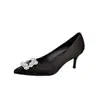 Versão Couro de Ovelha Primavera e Outono Cetim Fivela Quadrada Baixa Salto Agulha com Strass Sapatos de Casamento Femininos Bico Fino Sapatos para Madrinhas
