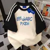 Camiseta de Manga Curta com Estampa de Letras Estilo Americano para Homens e Mulheres, Top Casual Soltinho de Verão com Patchwork de Três Listras