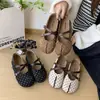 Stock Spot Estilo Retro Lunares Punta Dividida Zapatos Mary Jane para Mujer Otoño Nuevo Estilo Versátil Suela Suave Combinar con Faldas Zapatos Birkenstock