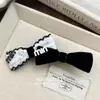 Pinza para el pelo con lazo de pedrería estilo Chanel Arco del Triunfo, Pinza lateral con letra, Pinza para flequillo, Accesorios para el cabello al por mayor