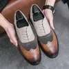 Zapatos retro británicos de cuero bicolor para hombre, zapatos brogue formales de negocio con retazos y detalles perforados, zapatos casuales transpirables con cordones para novio
