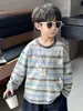 Camiseta de manga longa listrada para meninos Q130, coleção primavera e outono, macia e confortável, estilo novo, casual e com caimento solto, blusa infantil