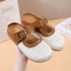 Meias-pantufas fechadas na frente, antiderrapantes, com sola grossa, de urso-da-sorte branco para mulheres, novo modelo de verão 2026, sandálias perfuradas, leves, que aumentam a altura, respiráveis