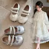 Zapatos de piel para niña, nuevo modelo primavera-verano, malla perla velcro punta redonda cómodos zapatos de vestir, color sólido blanco plateado elegantes zapatos de princesa
