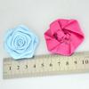 En Stock 4cm Sombrero de Confinamiento de Cinta DIY Flor Pequeña Flor de Cinta de Satén Flor de Rosa Pentagonal Accesorios para Caja de Dulces de Boda Sombrero de Flor de Mano