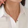 Colar de Aço Titânio com Flores Vazadas Simples Moda Transfronteiriça Europeia e Americana para Mulheres, Joia de Design de Nicho Luxo Leve Corrente da Clavícula
