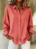 Nuevas camisas de manga larga para otoño/invierno para mujeres europeas y americanas, con diseños sencillos y modernos de cuadros y rayas, y un cuello camisero casual.