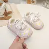 Zapatos Infantiles para Primavera y Otoño 2026 Lindas Flores Bordadas Pequeñas Zapatos Casuales para Niñas Tenis Antideslizantes Versátiles y Cómodos para Niños