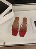 Primer encuentro con las sandalias de dedo de moda y los zapatos de hada para usar al aire libre en el verano de 2026, sandalias pequeñas de estilo francés combinadas con faldas, tiras finas