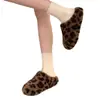 Chinelos peludos com estampa de leopardo para mulheres, novo estilo outono e inverno 2026, chinelos de algodão fechados com forro de pelúcia, sapatos baixos quentes e antiderrapantes