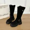 Hebilla de cinturón botas de motocicleta para mujer, nueva colección otoño/invierno 2026, suela gruesa, adelgazante, que aumenta la altura, botas de montar de caña alta de gamuza
