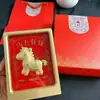 Adorno Chapado en Oro que Trae Inmediatamente Riqueza y Prosperidad, Marco de Fotos Souvenir del Año del Caballo del Zodiaco Caja de Regalo, Regalos para Bancos y Seguros