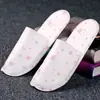 Pantuflas desechables hotel hotel casa de huéspedes hotel antideslizantes no tejidas máquina para fabricantes ultrasónicos al por mayor personalizado