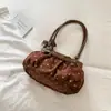 Bolso de mano de lunares estilo coreano, relajado y elegante, un nuevo diseño 2026, perfecto para el trabajo, los desplazamientos y los viajes.