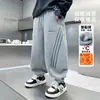 Pantalones de Forro Polar para Niños Otoño 2026 Estilo Nuevo Ropa de Invierno para Niños Pantalones Deportivos Gruesos de Felpa para Niños Medianos y Mayores Pantalones Casuales de Invierno