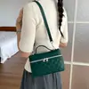 Nova bolsa carteiro versátil de cor sólida para mulheres, versátil com bordado, simples, única, estilosa e de alta qualidade