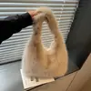 Bolsa de pelúcia para axila outono e inverno para mulheres, uma bolsa de ombro estilosa e versátil, uma bolsa de mão moderna e versátil, uma bolsa fofa, uma bolsa em formato de bolinho