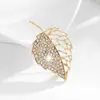 Nova Broche Exquisito Pequena Folha Cravejada de Diamantes de Alto Padrão para Homens e Mulheres, Tops de Terno da Moda, Alfinetes Anti-Exposição