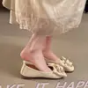 Zapatos planos versátiles de hebilla cuadrada baja para mujer 2025 estilo popular de celebridad de internet cómodos sin cordones zapatos perezosos para commuting para mujer para uso en exteriores