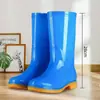 Botas de chuva femininas 2026, cano alto, espessadas, impermeáveis e antiderrapantes, botas de chuva de cano médio, sapatos de água quentes de inverno, sapatos de borracha, sapatos de cozinha