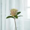 Las flores artificiales de alta calidad se pueden usar para fotografía de bodas en casa con paisajes al aire libre.
