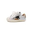 Zapatillas de concha para niños 2026 otoño nuevo estilo coreano zapatos para niñas para niños mayores con suelas blandas y diseño desgastado con estampado de estrellas zapatos de moda